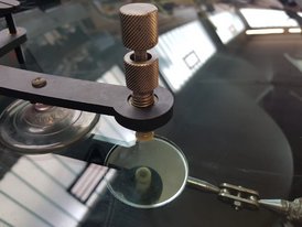 Windschutzscheibe reparieren durch Auffüllen mit Spezialharz Windschutzscheibe reparieren Auffüllen mit Spezialharz